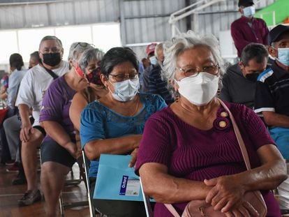 Personas de la tercera edad esperan para recibir su pensión en Campeche (Estado de Campeche), en noviembre de 2021.