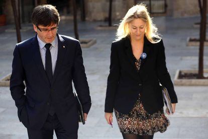 Puigdemont i Munt&eacute; en la entrada de la reuni&oacute;n del Gobierno catal&aacute;n.