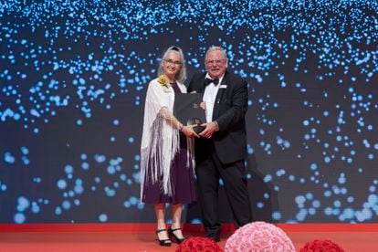 Eva Nogales recibía el Premio Shaw en Hong Kong el 12 de noviembre, de manos del astrofísico alemán Reinhard Genzel, ganador del Nobel de Física.