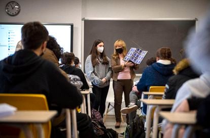 La doctora Ana Heller en una clase con los alumnos del instituto público Las Musas, en Madrid.