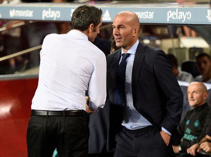 El entrenador del Barcelona, Ernesto Valverde, saluda al del Real Madrid, Zinedine Zidane, antes del inicio del encuentro de ida de la Supercopa de España que se disputa esta noche en el estadio del Camp Nou de Barcelona.