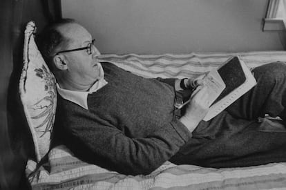 Vladimir Nabokov escribe en un cuaderno en su cama en 1958.