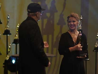 La actriz María Rojo al recibir el premio Ariel de Oro por su trayectoria.