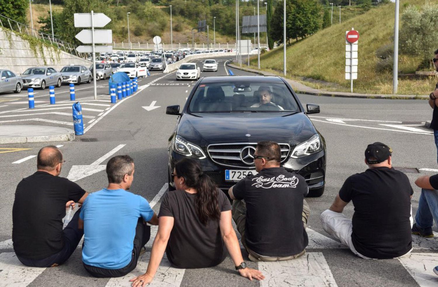 Varios taxistas, en el aeropuerto de Bilbao durante la huelga de taxis de septiembre contra el reglamento VTC.