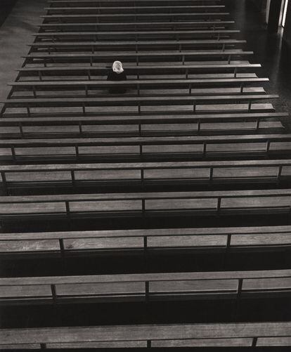Eugeni Forcano, Premio Nacional de Fotografía 2012, es uno de los grandes cronistas gráficos de los últimos años de la posguerra y del franquismo. Se reúnen 150 fotografías de sus trabajos más conocidos en blanco y negro y de su obra experimental en color. La fotografía 'Oración en el desierto, Hogares Mundet, Barcelona, 1968' forma parte de este imprescindible recorrido.