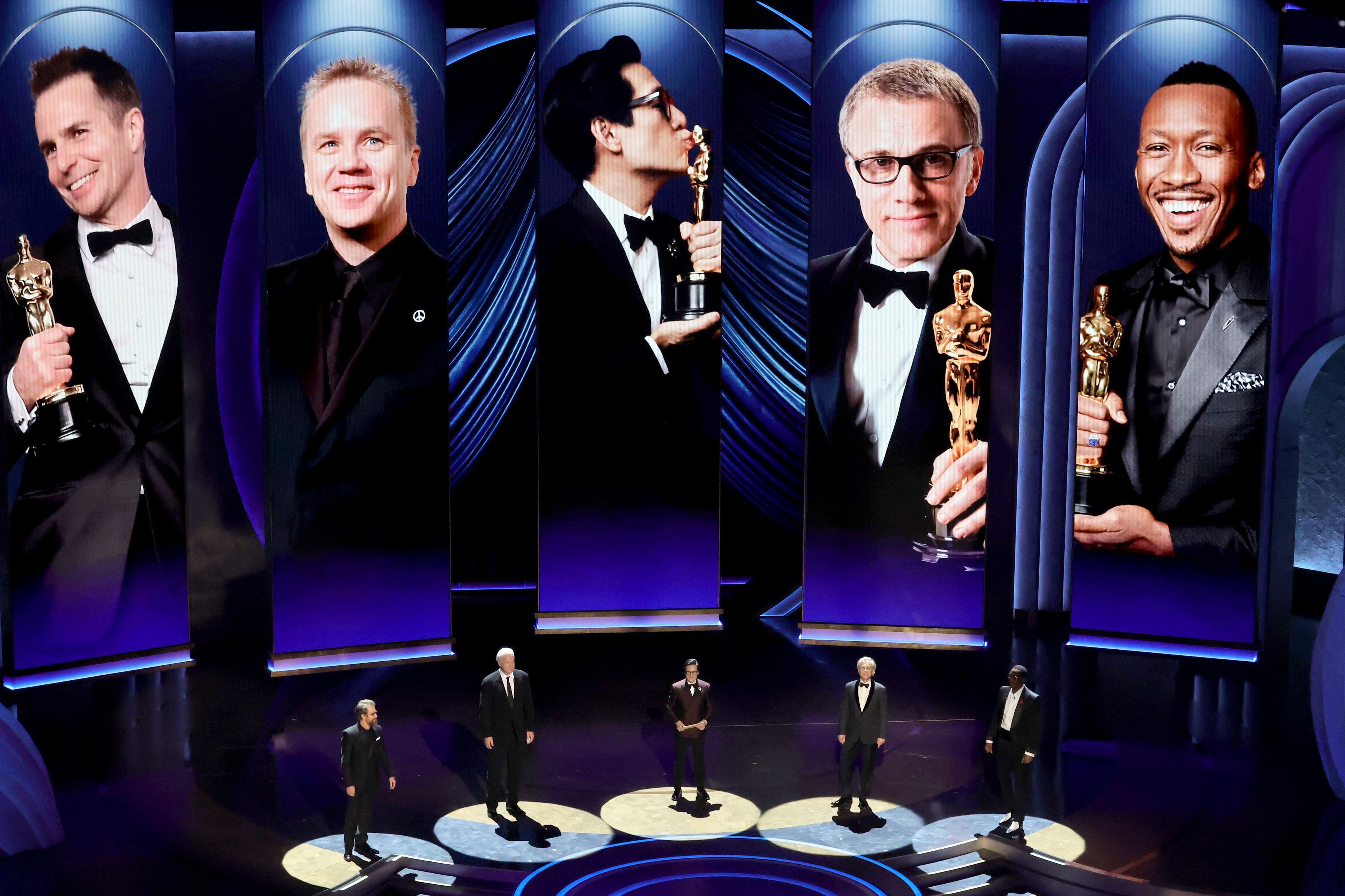 Sam Rockwell, Tim Robbins, Ke Huy Quan, Christoph Waltz y Mahershala Ali, ganadores del premio, presentan la categoría de mejor actor de reparto, otorgado a Robert Downey Jr.