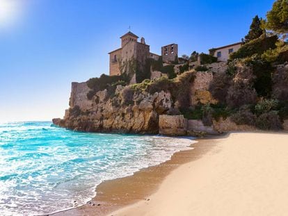 El castillo de Tamarit visto desde la playa homónima, cerca de Altafulla (Tarragona).