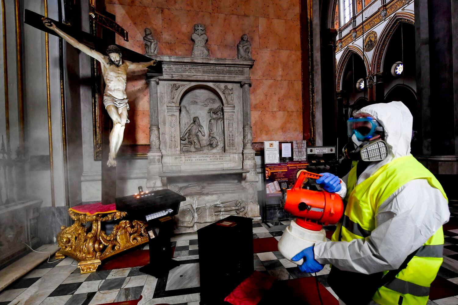 Los operadores de los servicios de la ciudad 'Napoli Servizi' fumigan la Iglesia de San Domenico Maggiore en Nápoles, Italia para contrarrestar el peligro de un contagio del coronavirus, EFE/EPA/CIRO FUSCO