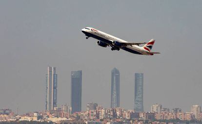 Un avión despega del aeropuerto de Barajas