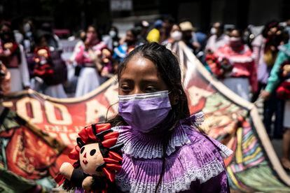Una joven indígena participa en una protesta en Ciudad de México.