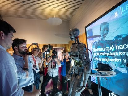 Gabriel Boric observa un robot humanoide durante la jornada inaugural de Congreso Futuro 2024, en Santiago (Chile), el pasado 15 de enero.