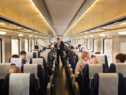 Uno de los trenes que ayer estren&oacute; el nuevo servicio de Rodalies de Tarragona.