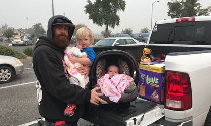 Brandon Day con sus hijos, Brandon y Sunee, evacuados del incendio de Paradise, California.