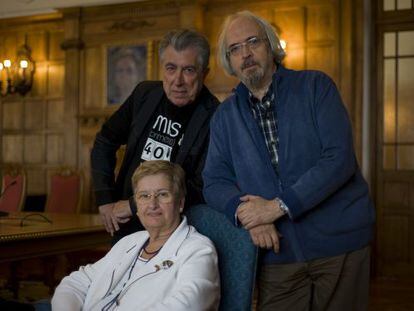 Los escritores Jordi Sierra i Fabra (izquierda), Joan Manuel Gisbert y María Isabel Molina (sentada).