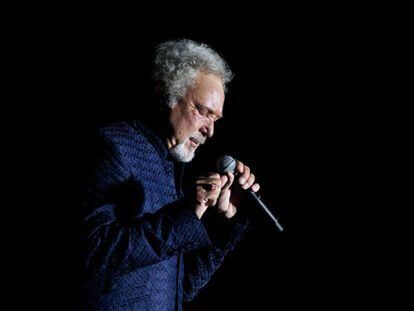 El cantante Gal&eacute;s Tom Jones durante el concierto 