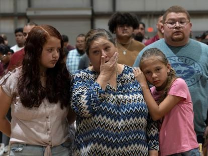 Familiares de Nevaeh Bravo, una de las víctimas del tiroteo en la escuela Robb, asisten a una vigilia en Uvalde (Texas), el miércoles.