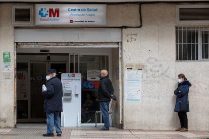 Tres personas, a las puertas de un centro de salud, este viernes en Madrid.