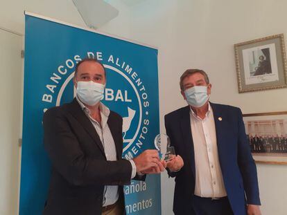 
La iniciativa #AlimentandoSolidaridad, de la Fundación Telefónica, ha sido galardonada con el premio Fesbal Estrellas Covid-19, a través del cual la Federación Española de Banco de Alimentos reconoce su ayuda durante la pandemia.