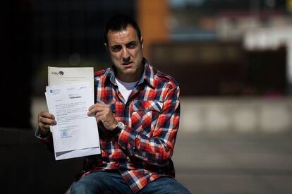Alfonso López, uno de los afectados, muestra documentos relacionados con la adopción que él tramitaba.