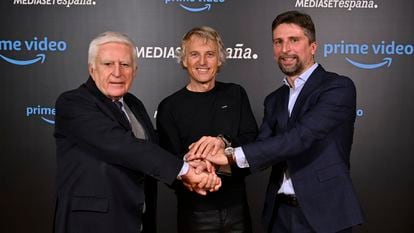 Paolo Vasile, Jesús Calleja y Ricardo Carbonero, durante el anuncio del viaje espacial del presentador leonés, en una imagen de este jueves cedida por Mediaset.