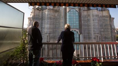 Sagrada Familia de Barcelona. Vecinos de la finca de Mallorca 410, junto delante de la Sagrada Familia, cuyo edificio será previsiblemente demolido por la ampliación del Templo.