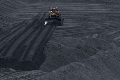 Un bulldozer mueve carbón en una mina en Barrancas.
