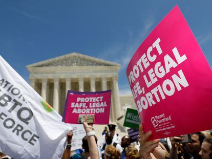 Activistas por el derecho al aborto durante una manifestación frente al Tribunal Supremo de Estados Unidos, Washington.