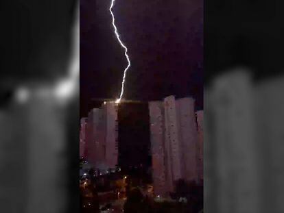 El impresionante impacto de un rayo en un rascacielos de Benidorm causa un incendio 