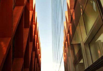 Dos de los edificios que integran el Museo de la Evolución Humana, en Burgos.