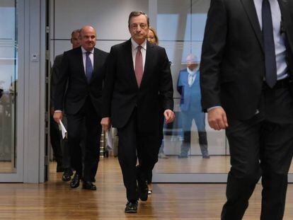 El presidente del BCE, Mario Draghi, (derecha) y el vicepresidente, Luis de Guindos, el 12 de septiembre en Fráncfort (Alemania). 