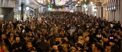 Miles de personas abarrotan la calle de Preciados.