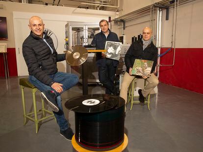 Eugenio López, Javier López y Miguel Ángel Martínez, en la sede de Mad Vinyl, empresa fabricante de vinilos en Algete Madrid.