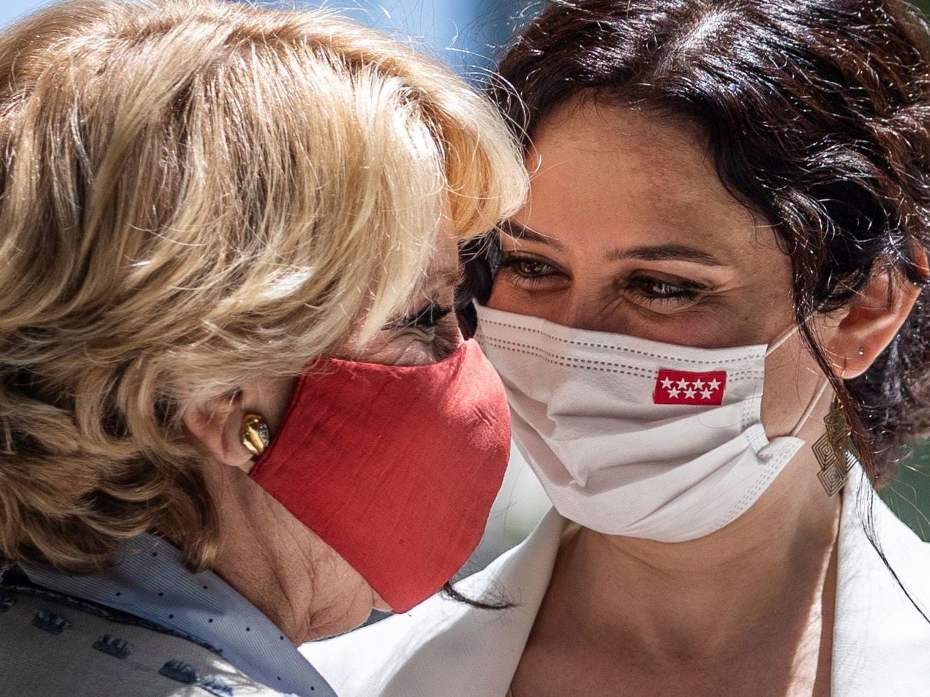 Esperanza Aguirre e Isabel Díaz Ayuso se sonríen en un acto de 2021.