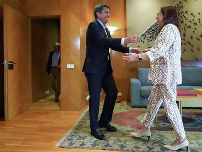 La presidenta de Les Corts, Llanos Massó, y el presidente de la Generalitat, Carlos Mazón, se saludan a su llegada a una reunión el pasado mes de julio.