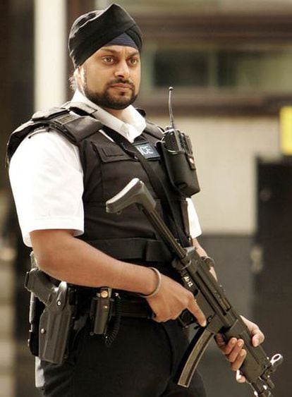 Un policía sij con su tradicional turbante en Reino Unido, país que protege estas expresiones religiosas en el espacio público.