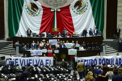 Diputados panistas el pasado 25 de abril desplegaron mantas pidiendo el regreso del Seguro Popular.