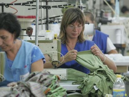 Trabajadoras de una empresa textil en Valencia, en una imagen de archivo.