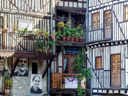 Retratos de los vecinos decoran las calles de Mogarraz, pueblo en la comarca de la Sierra de Francia (Salamanca).