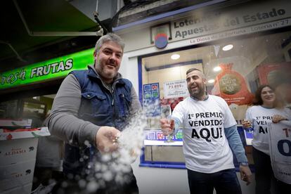 Trabajadores de la administración de lotería número 27 de A Coruña celebra haber vendido El Gordo del sorteo de Navidad.