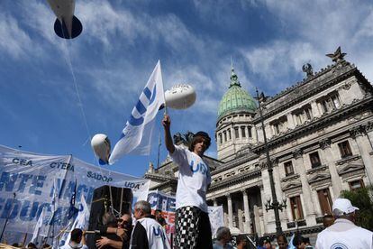 Maestros argentinos marchan frente al Congreso en Buenos Aires.