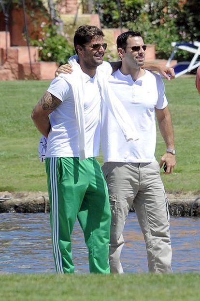 El cantante Ricky Martin junto a su novio, Carlos González, en Cerdeña, en agosto de 2011.