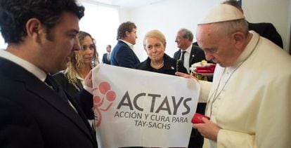 El Papa observa un cartel de la asociación nacida en Almería Actays.