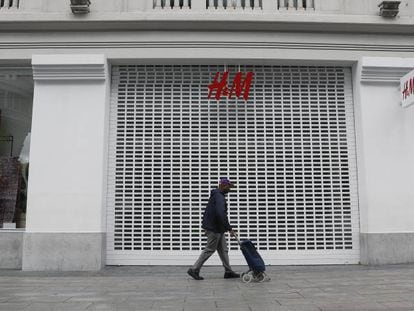 Tienda de H&M de la Gran Vía de Madrid cerrada por la crisis del coronavirus.