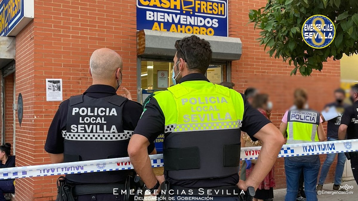 Cómo Se Dice Policía En Inglés Muere un atracador al ser abatido por la policía durante un robo a un  supermercado de Sevilla | España | EL PAÍS