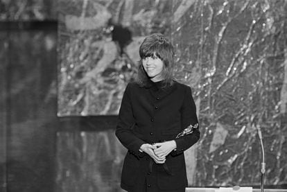Jane Fonda sosteniendo el premio Óscar que acababa de ganar por la película 'Klute' en la ceremonia de 1972. Para la película, se hizo el característico corte de pelo que mantuvo durante gran parte de la década. 