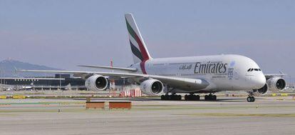 El Airbus A380 de Emirates, en el aeropuerto de El Prat. 