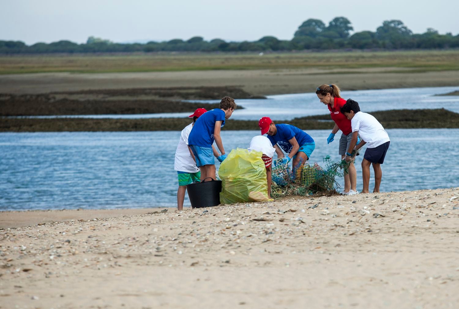 Limpieza de costas organizada por la fundación Ecomar en Punta Umbría como parte del proyecto Mares Circulares de Coca Cola.