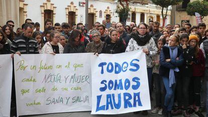 Minuto de silencio en la plaza de Campillos (Huelva) por la muerte de Laura Luelmo. 