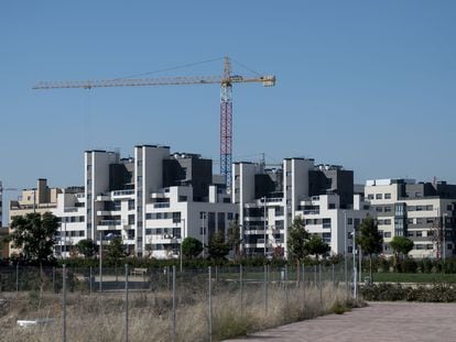 Una grúa en una zona de construcción de edificios, en Madrid.