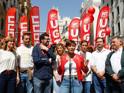 La portavoz del Gobierno, Isabel Rodríguez, atiende a los medios antes de asistir a la manifestación del Primero de Mayo, este domingo en Madrid.